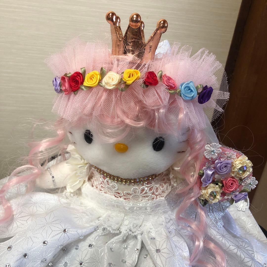 ウェディングドレスを着たハローキティ