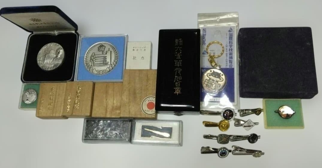 勳六等単光旭日章(略授無し)と警視庁創立100年記念・日本春秋書院同人記章その他