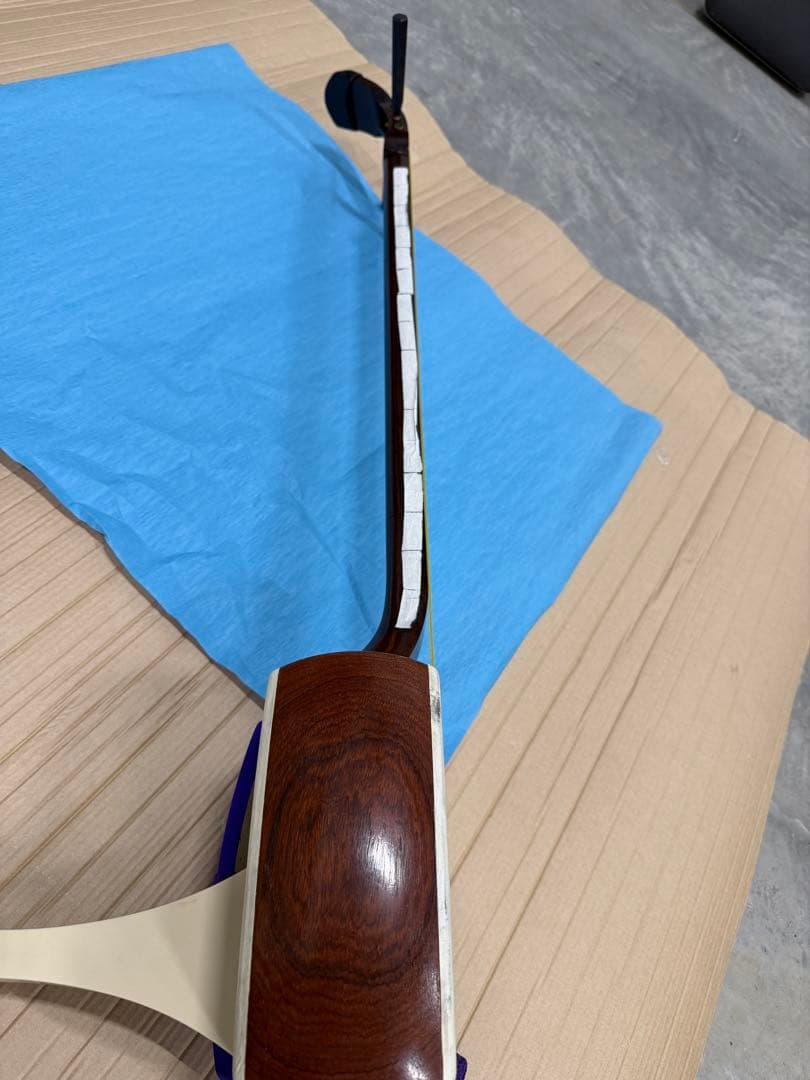三味線本体 白と青 木製 バチ付き