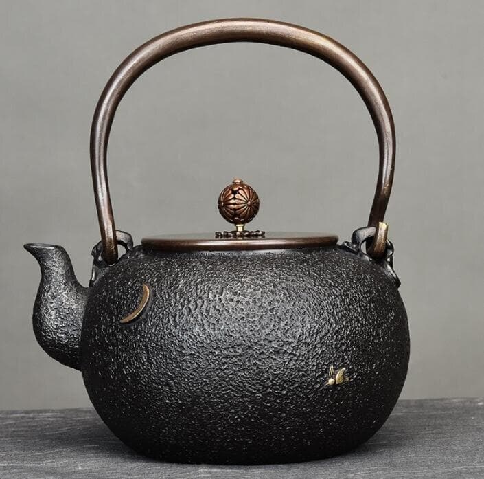 黒色の鉄瓶 花と月のデザイン 容量 : 1.2L