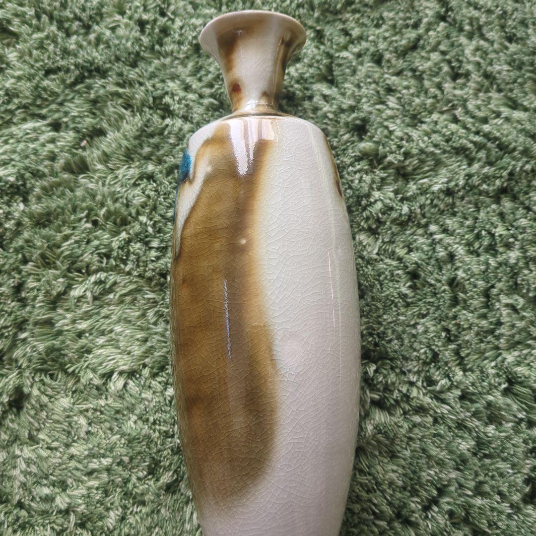 青緑色の葉模様の陶器花瓶