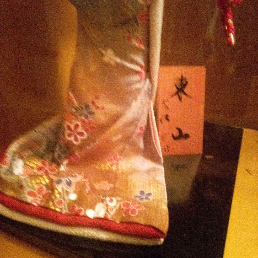 赤色の着物を着た東山日本人形