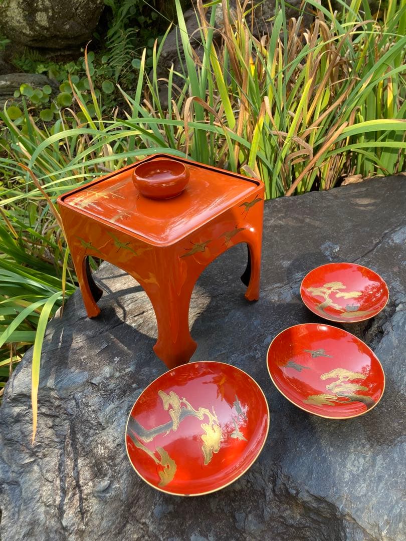 京都の美しいヴィンテージ品　昭和8年　漆器セット 鶴　盃　金箔装飾　正月　大晦日