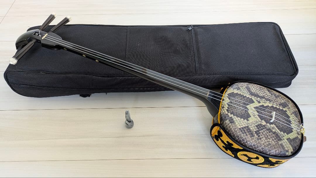 三線本体 ヘビ革模様 ケース付き