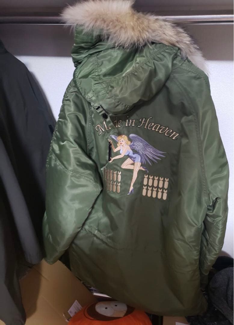 バイオハザードのオリーブグリーンジャケット、Mサイズ、フェイクファーフード付き。