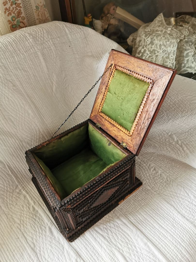 アンティーク 木製彫刻装飾トランプアート 蓋付き裁縫ボックス 内装総グリーン布張