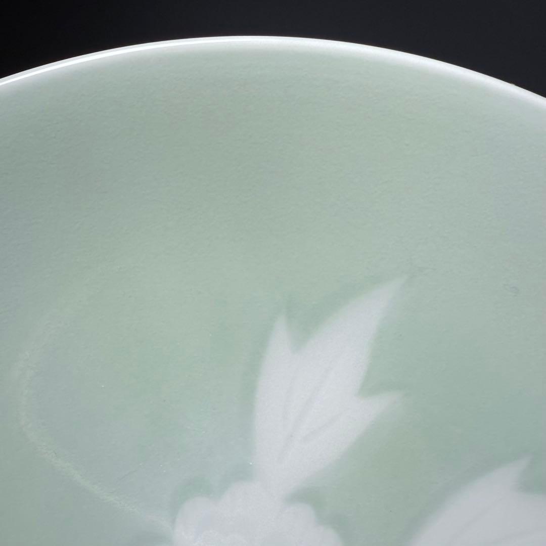 人間国宝　井上萬二　作　青白磁牡丹彫文　皿　高級ライン　直径16.8cm