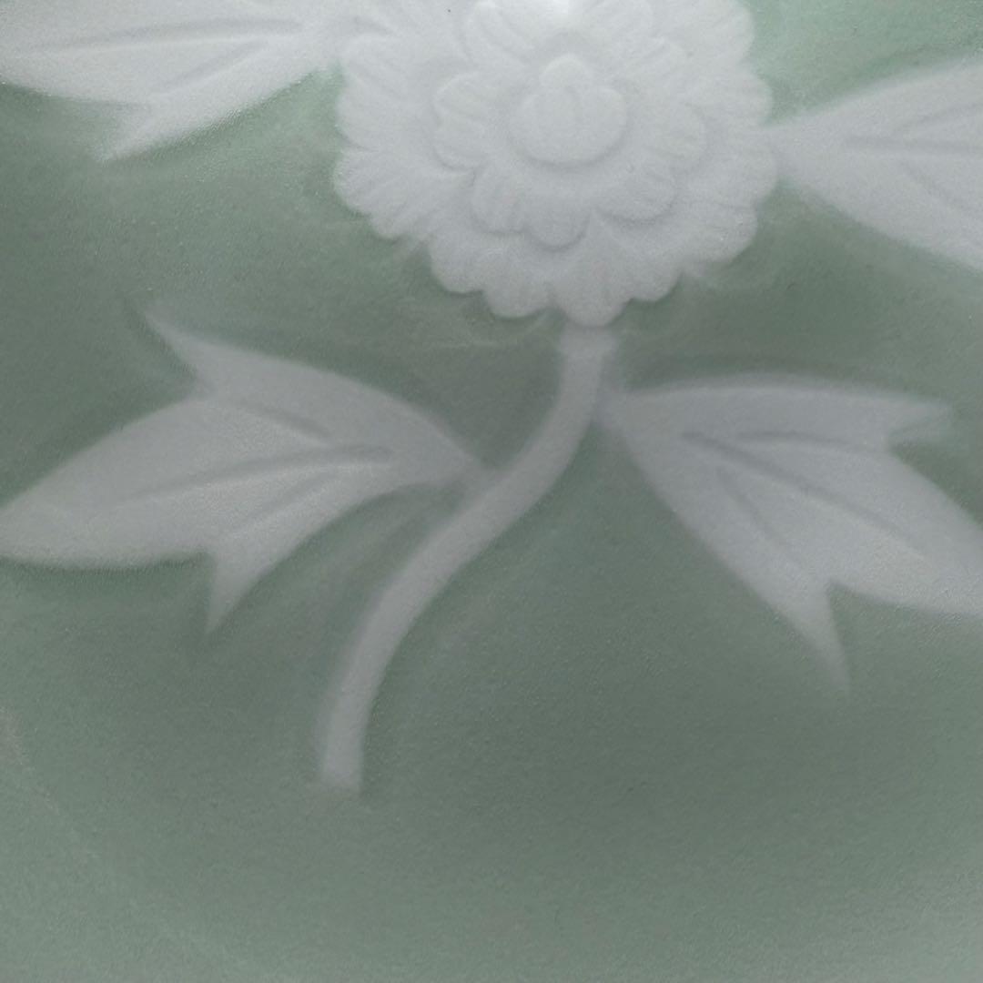 人間国宝　井上萬二　作　青白磁牡丹彫文　皿　高級ライン　直径16.8cm