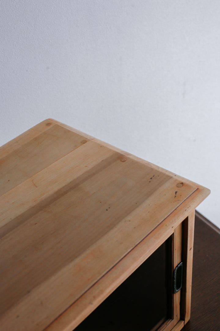 ショーケース　ガラス戸　無垢材　杉材　飾り棚　展示棚　古家具　古道具