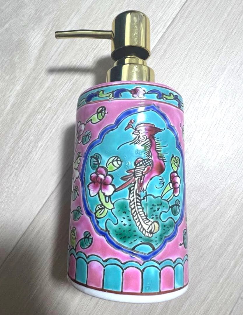 プラナカン食器のソープディスペンサー
