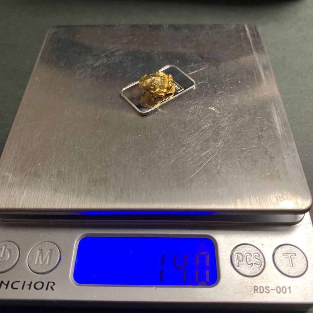 金の蛙 （台座付き） Pt99.95 刻印 使用14g ② 【工芸品】