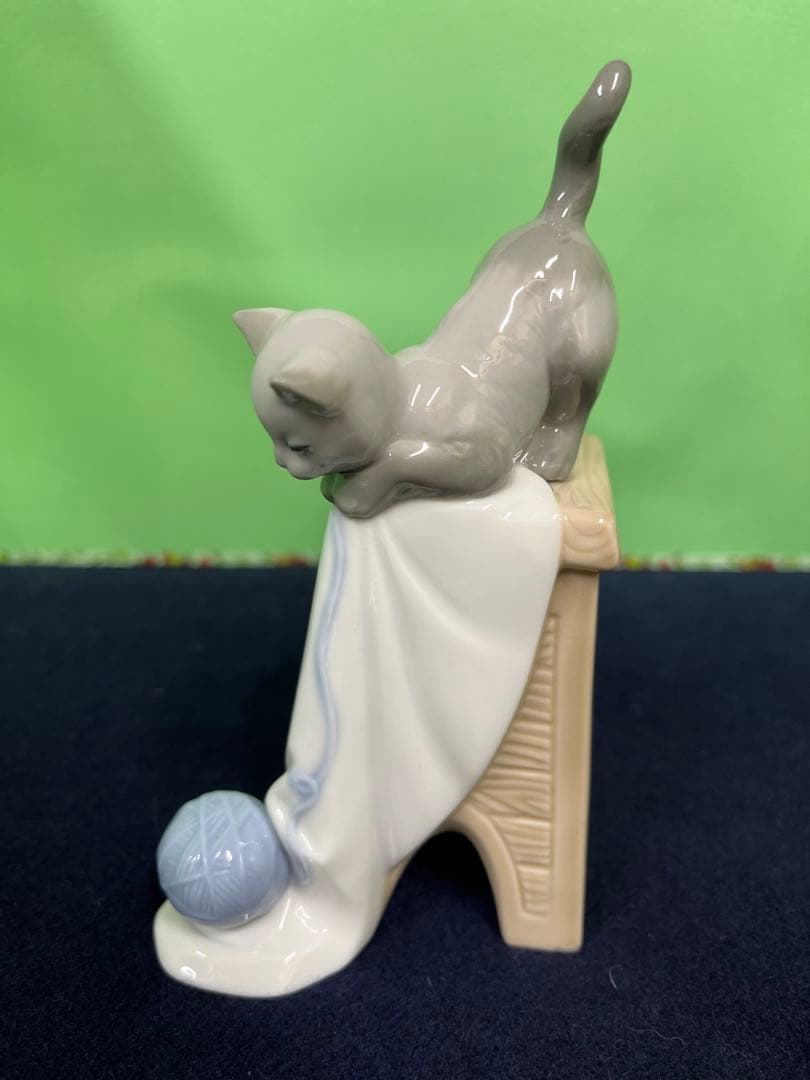 リヤドロナオ猫の陶器置物