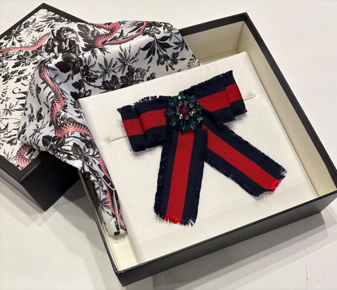 グッチ☆リボンブローチ　シェリーリボン✖️ラインストーン　蜂　ロゴ　リボンタイ