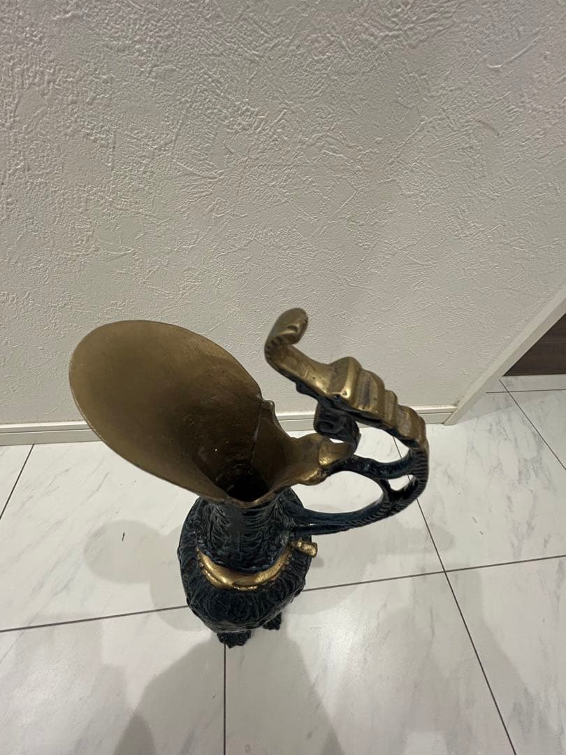 装飾的な金属製花瓶 真鍮製　中古品