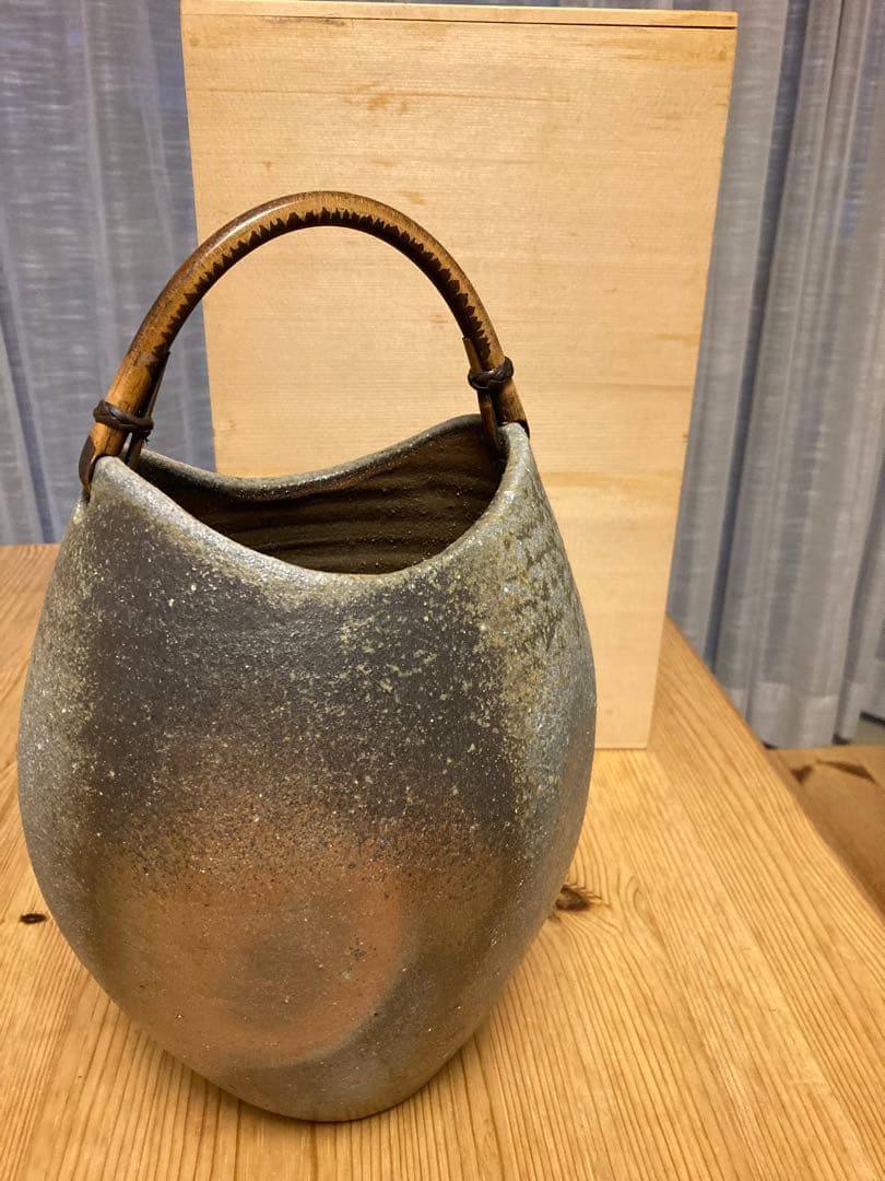 陶器製卵型壷 木製ハンドル付き