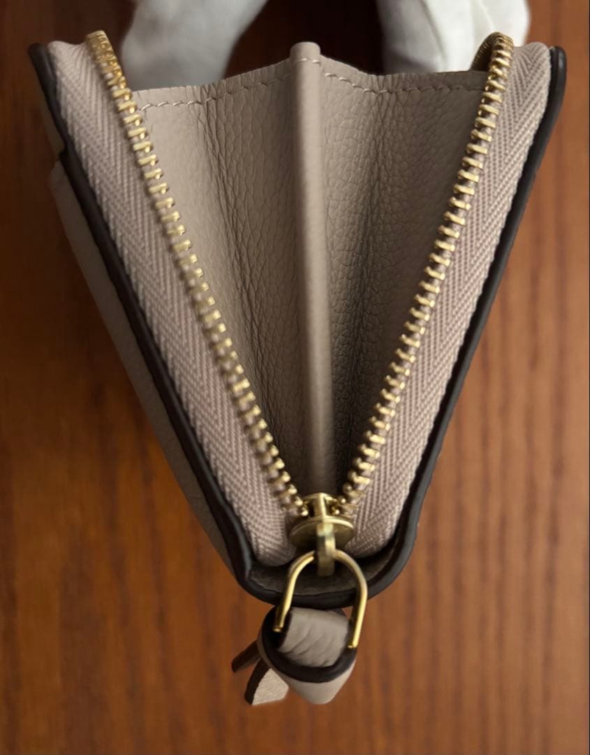 ルイヴィトン ジッピーパース ロックミー ベージュ