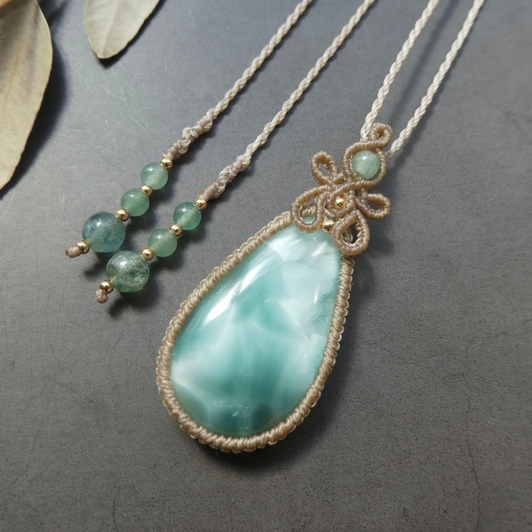 でんちゃん　大粒ヘミモルファイトのマクラメネックレス