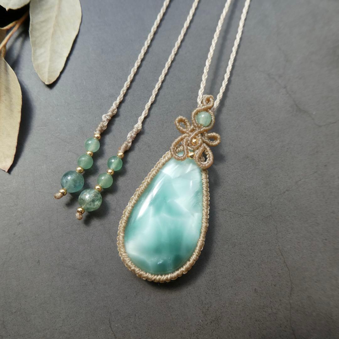 でんちゃん　大粒ヘミモルファイトのマクラメネックレス