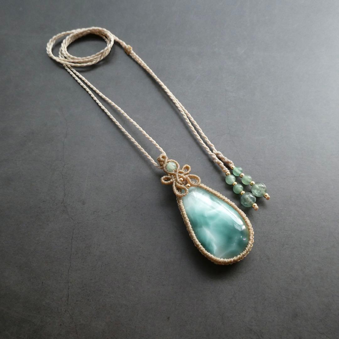 でんちゃん　大粒ヘミモルファイトのマクラメネックレス