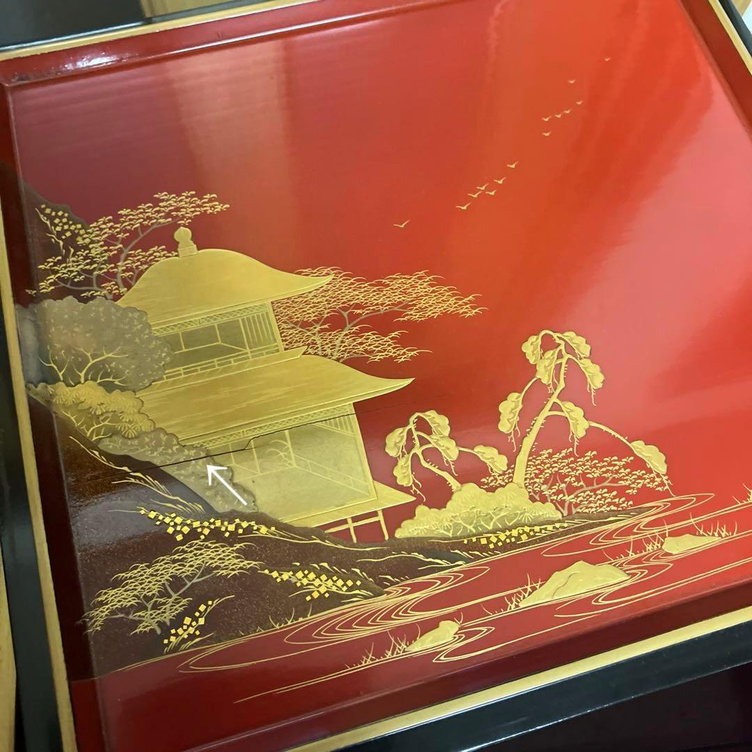 金縁黒内朱塗りのハ寸五段重箱と蓋二枚／金縁黒内朱塗りの重臺（じゅうだい）一個