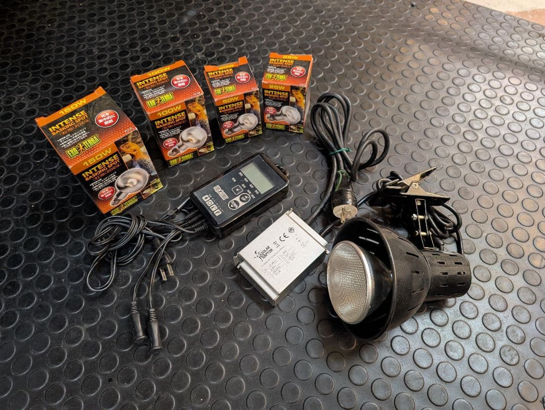 タイマーサーモ、UVランプ、バスキングスポットランプ