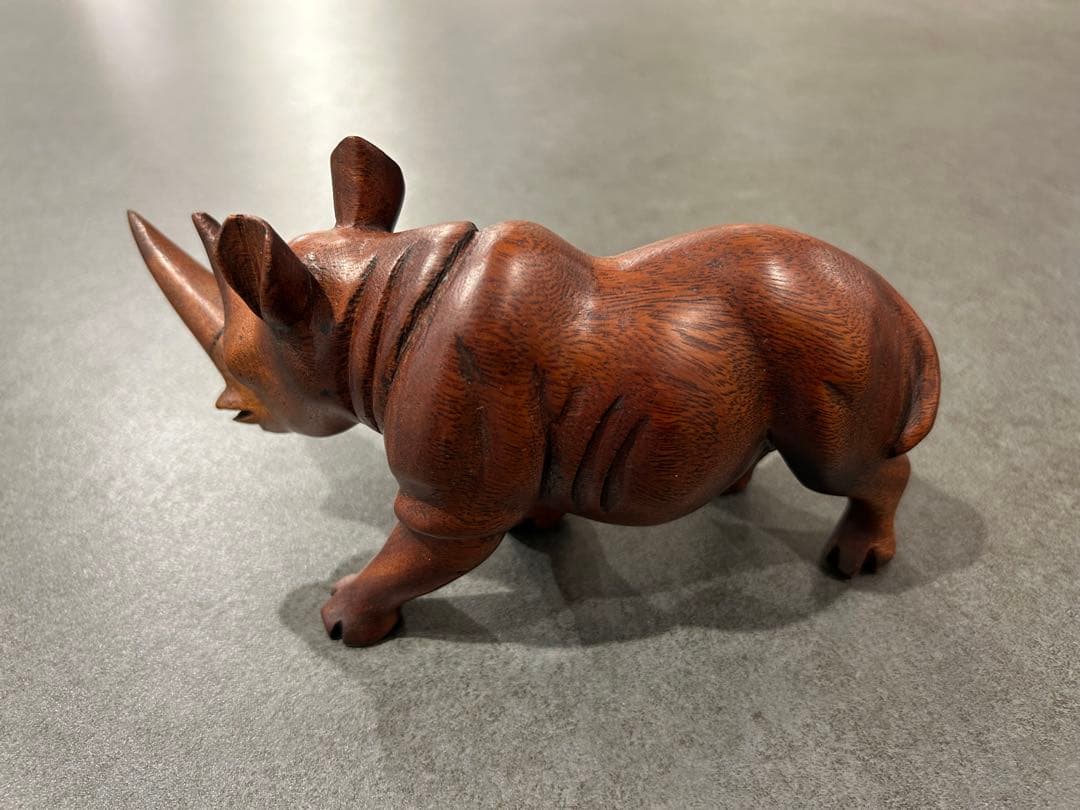 万博ギニアパビリオンの木製サイの彫刻