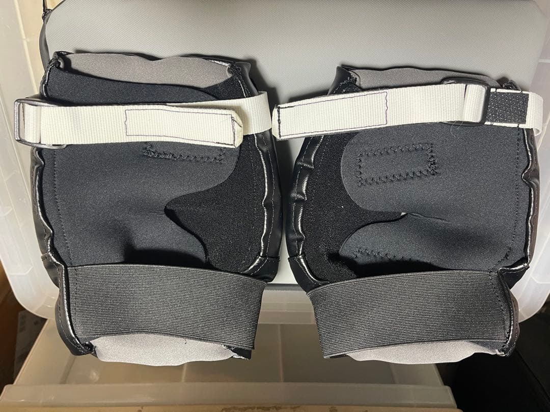 DIVISION プロテクター 膝パッド ブラック/ホワイト 箱無し袋無し