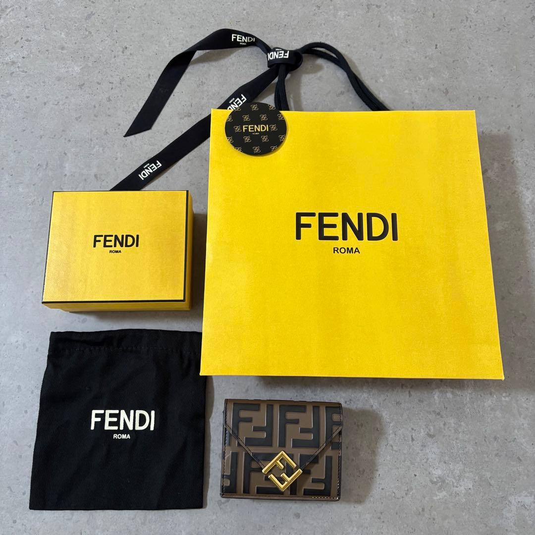 FENDI 三つ折り 財布 FF ダイヤモンド ズッカ