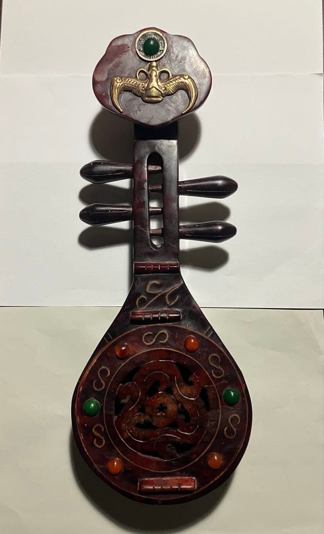 伝統的弦楽器 赤色(骨董品、800年歴史あるアンティーク）