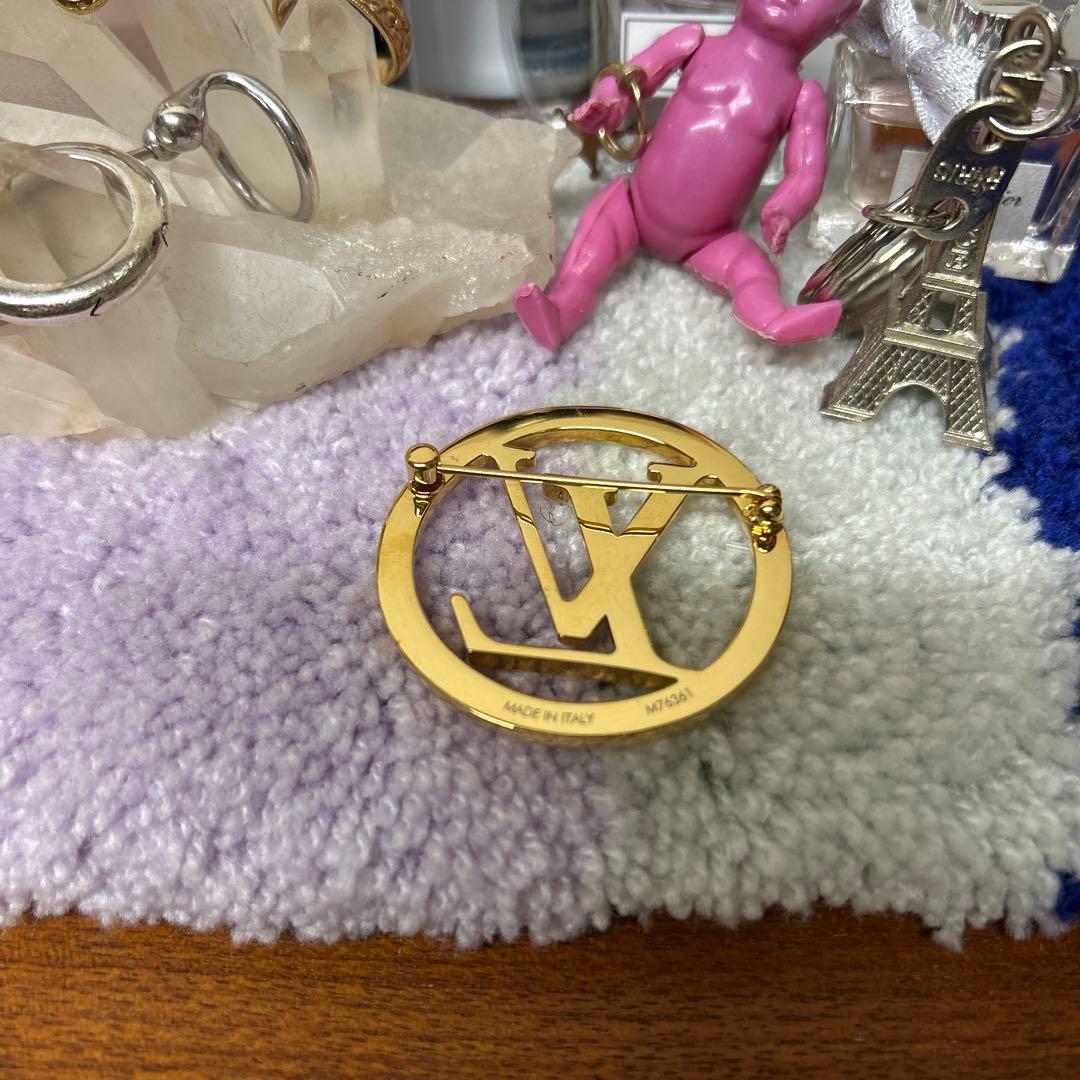 Louis Vuitton ロゴブローチ　ヴィトン