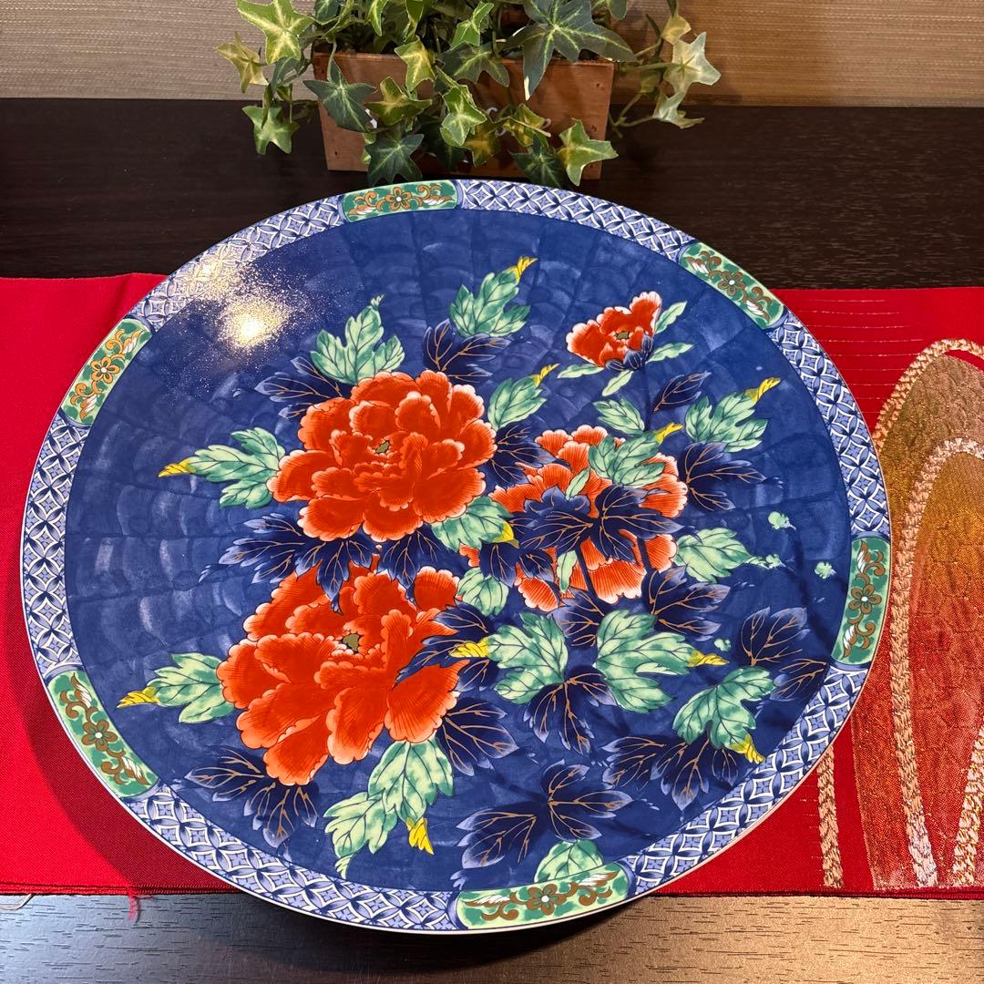 青い背景の牡丹花陶器皿