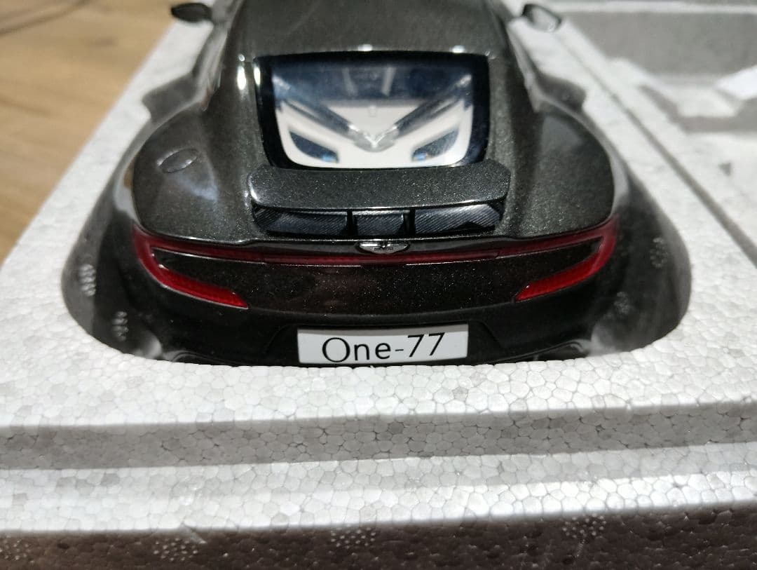 1/18 オートアート　アストンマーティン ONE-77　ミニカー　グレー