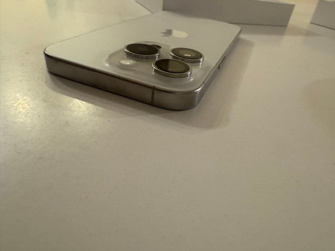 Apple iPhone 15 Pro ホワイトチタニウム 本体