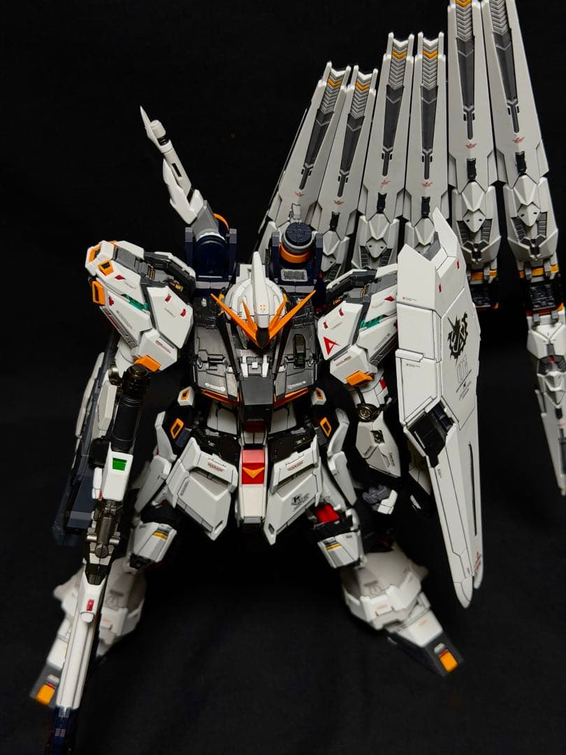 1/100 ニューガンダム 改修塗装済完成品 ガンプラ完成品 νGUNDAM