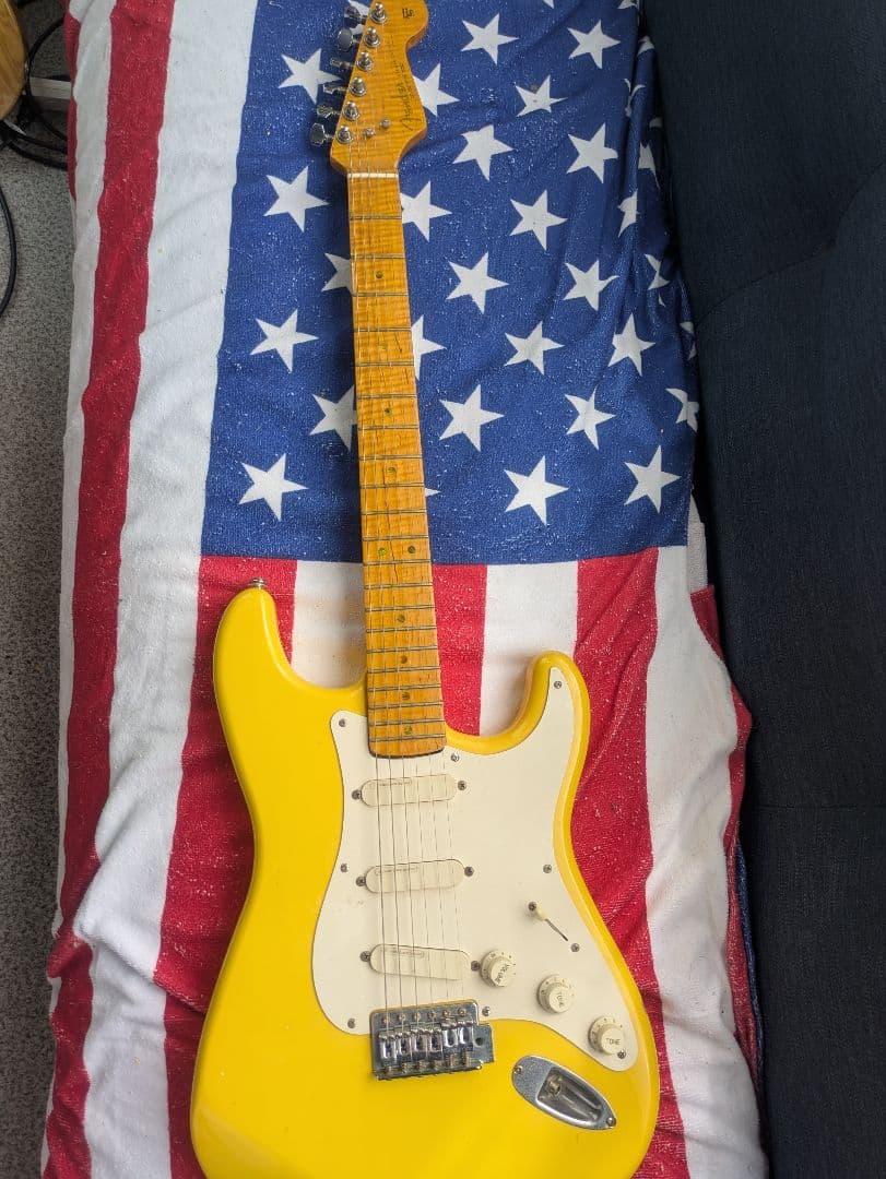 ストラトキャスタータイプ　 レースセンサー PU 搭載　ゴージャス仕様
