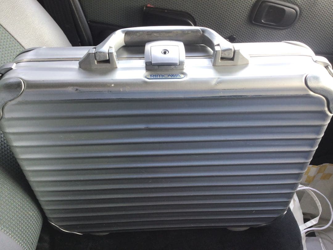RIMOWA 廃盤　アルミビジネスケースの商品です。