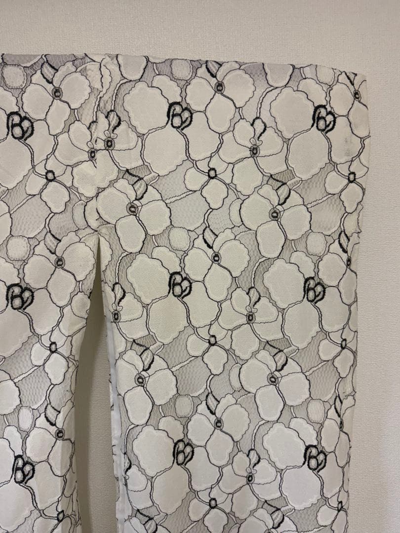 白地に黒花柄 のレース振袖です