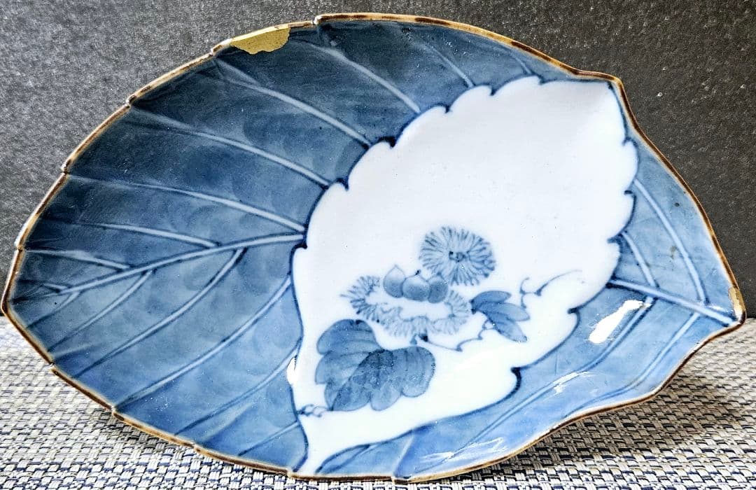 【名品❗】 江戸時代前期　藍九谷様式　白抜き　染付 栗の図　鎬手　葉形　変形皿