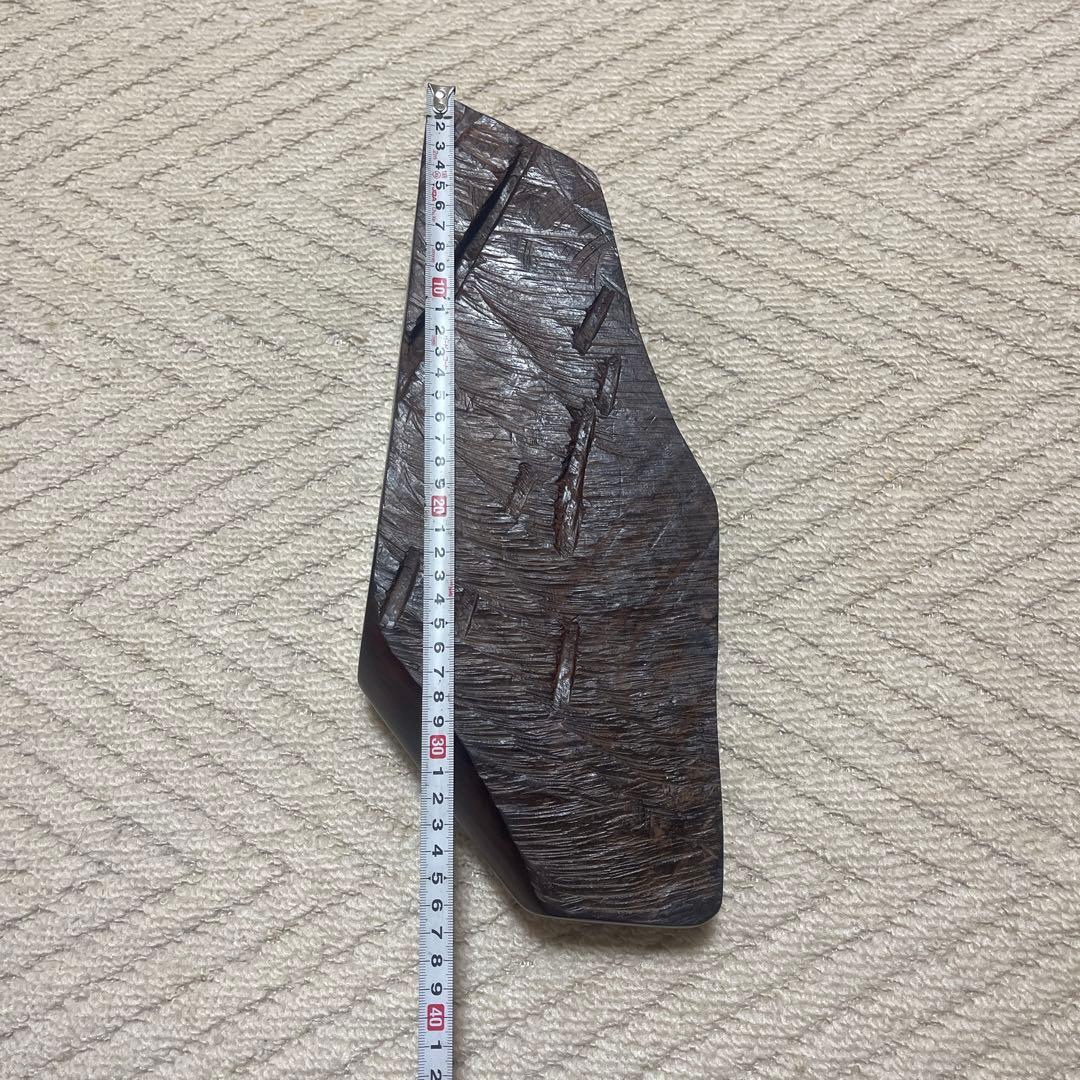 手彫り赤木製工芸品、置物