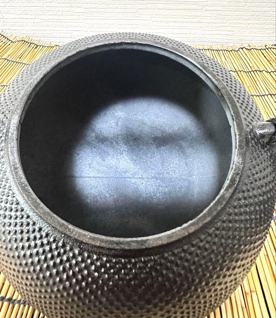 未使用、保管品、付属品付　南部岩鋳造　１８型平アラレ　南部鉄瓶　南部鉄器　鉄瓶