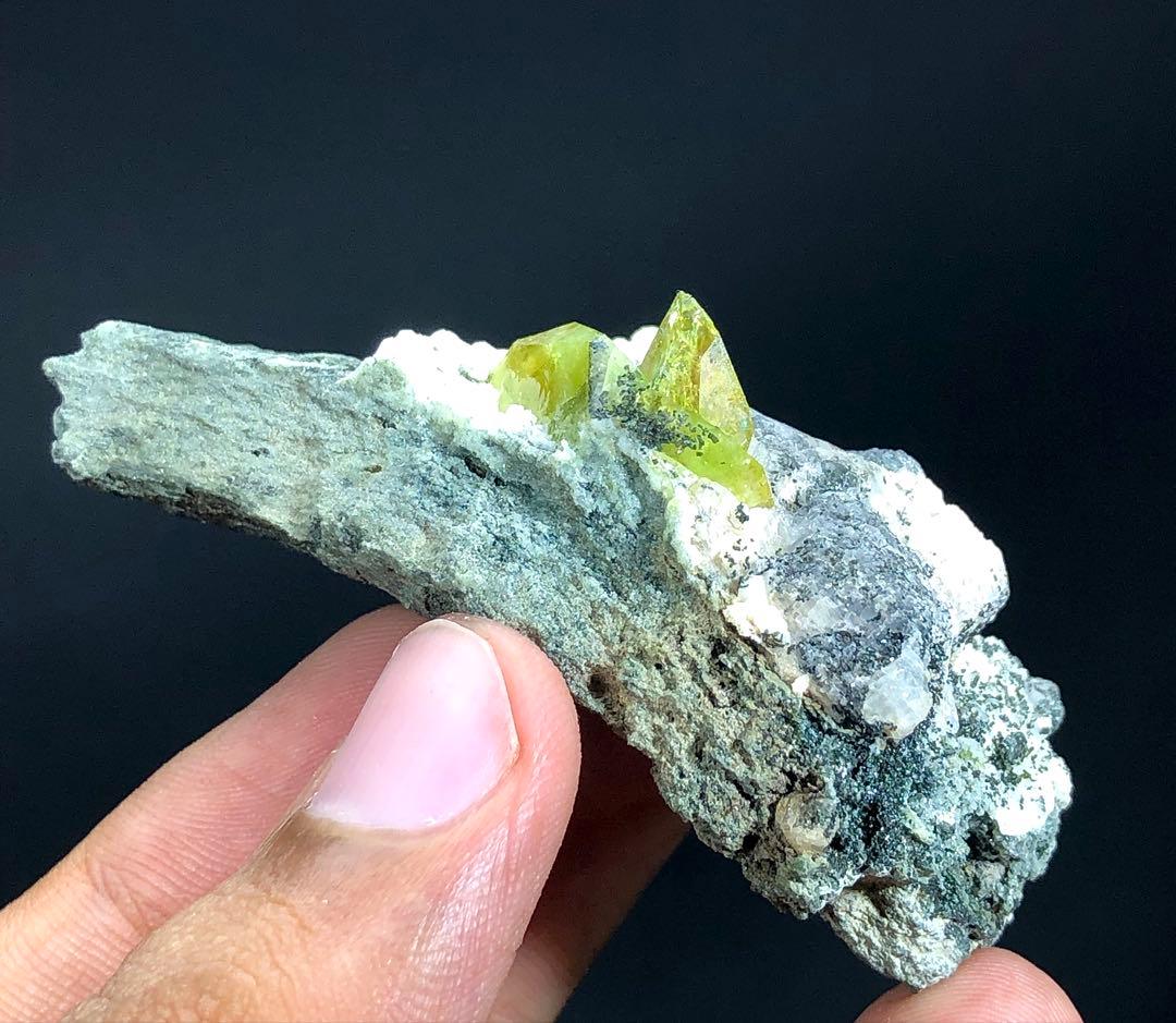 マトリックス上の天然グリーンスフェーンチタン石標本。