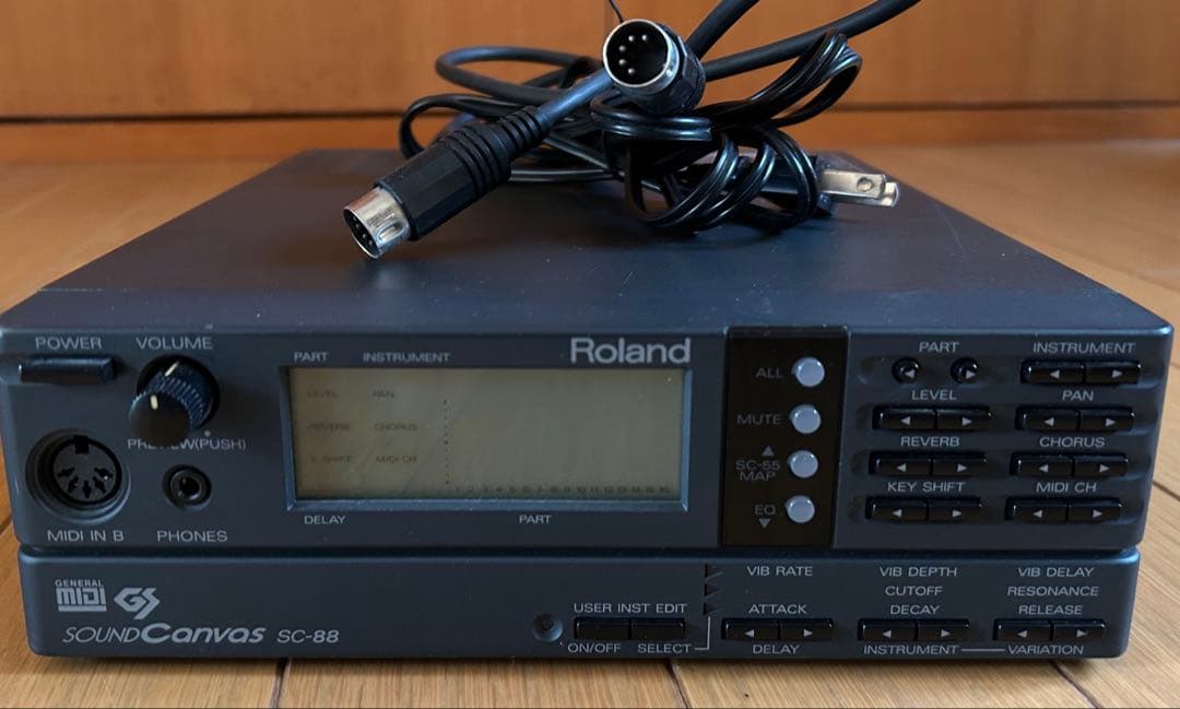 RolandのSOUND Canvas sc-88 （MIDIケーブル1本付）