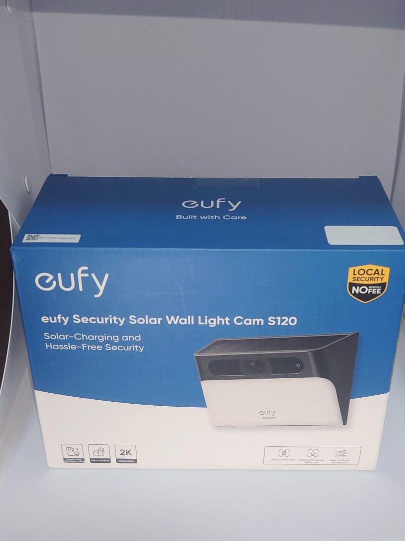 新品　ソーラー式防犯カメラ一体型ウォールライト