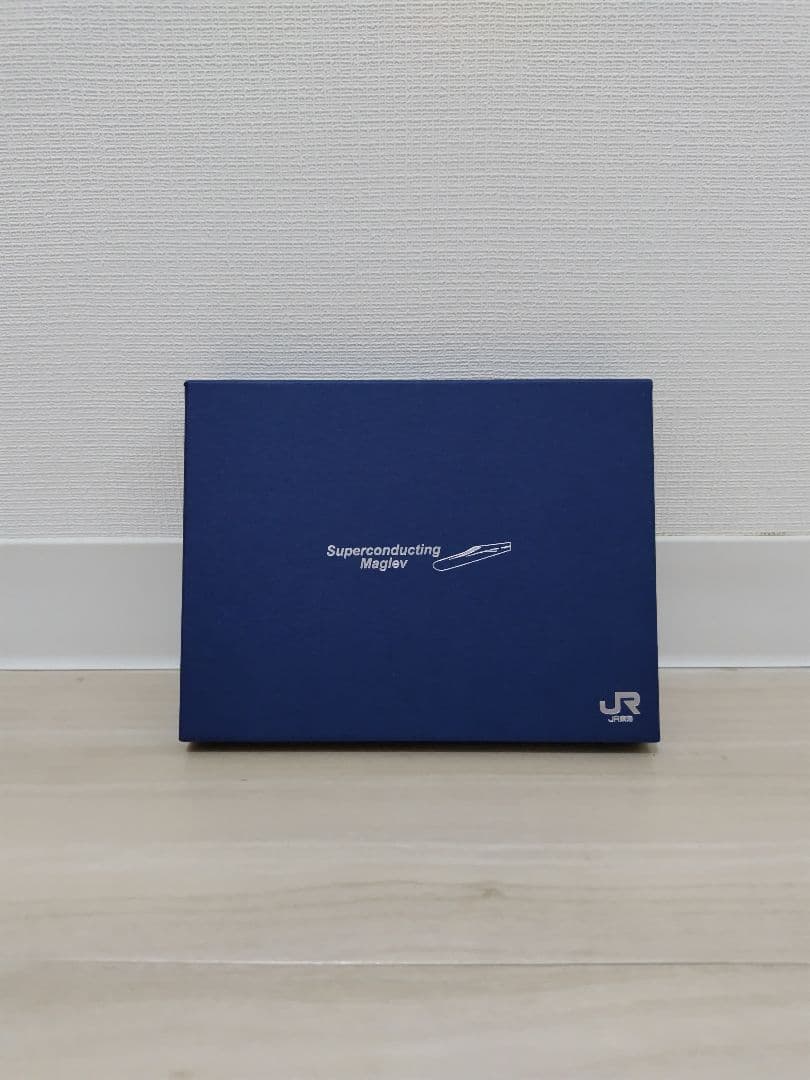 リニアモーターカー模型とフレーム付き写真