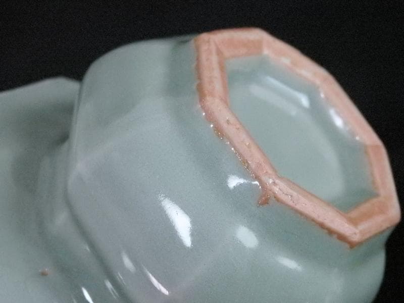 三田青磁　陽刻　壺型　八角　盃台　E251AS-CGp