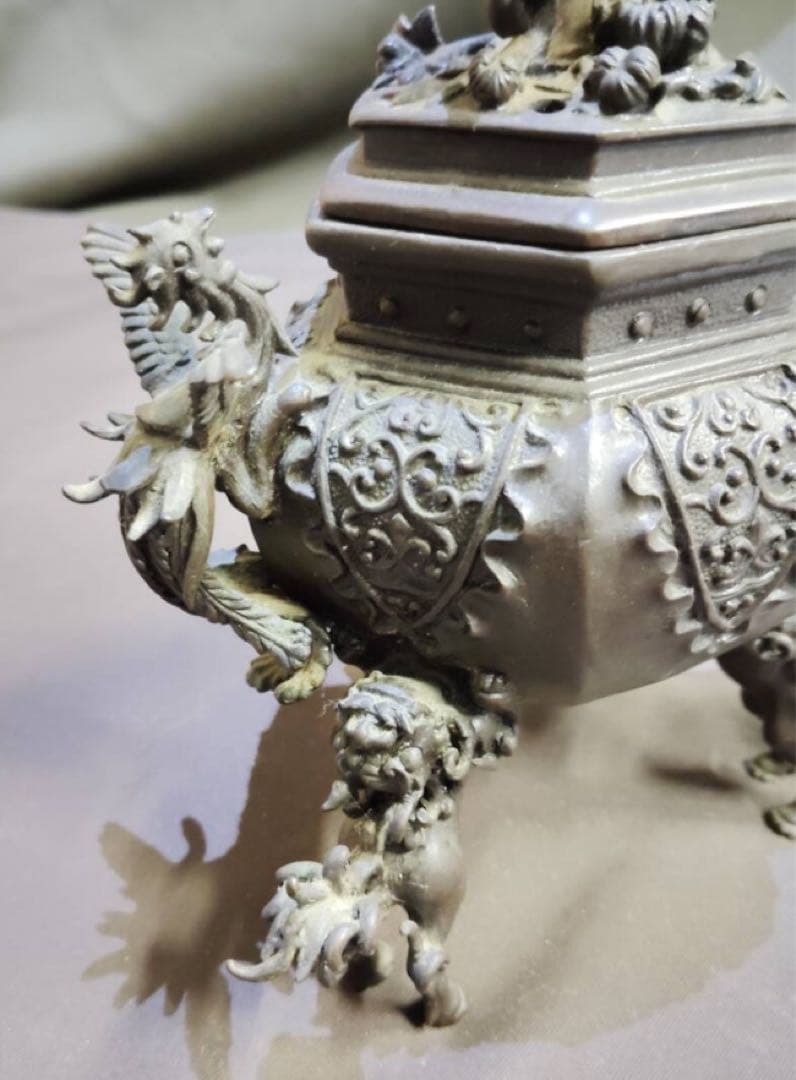 古銅　古い香炉　元成作　獅子飾り付蓋　鳳凰耳飾　獅子三足　彫金　六角形の香炉　銘