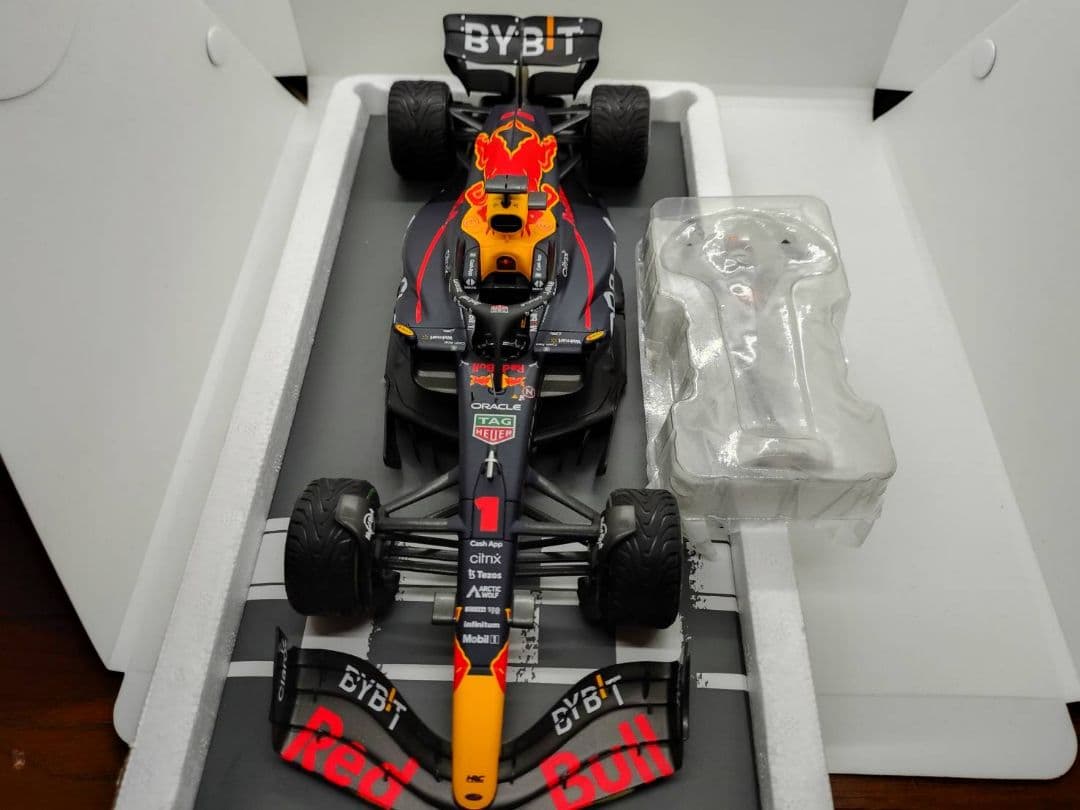 1/18　ミニチャンプス　レッドブル　RB-18 2022