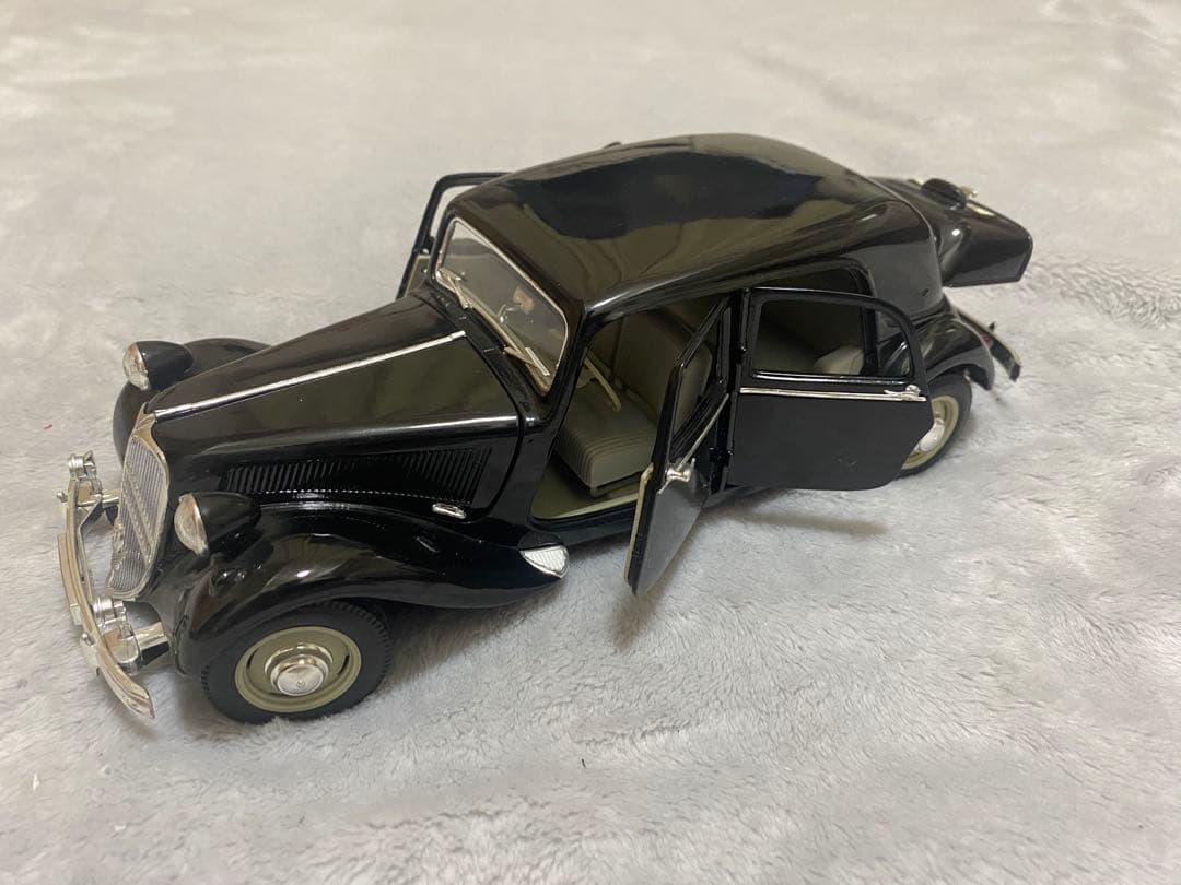 ミニカー Maisto CITROEN 15CV 6 Cyl (1952) 1/18