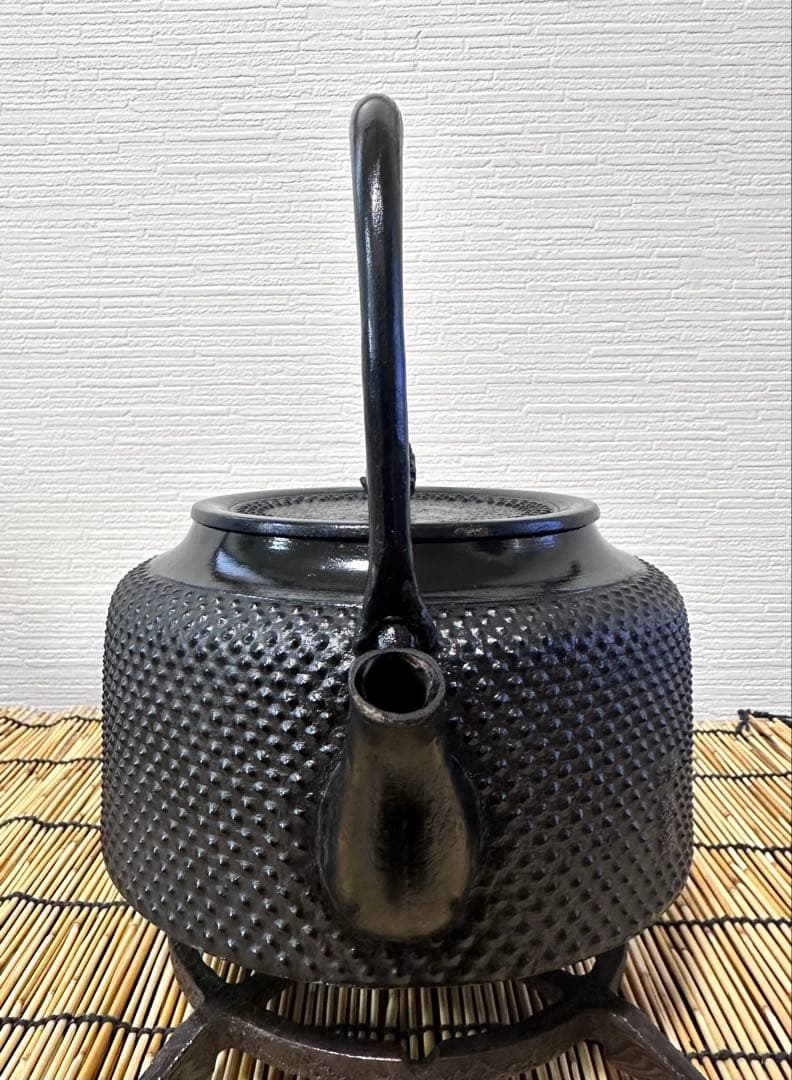 未使用品　成龍堂鋳造所 伝統工芸士 及川　齋（齋峰)造　１８型アラレ　南部鉄瓶