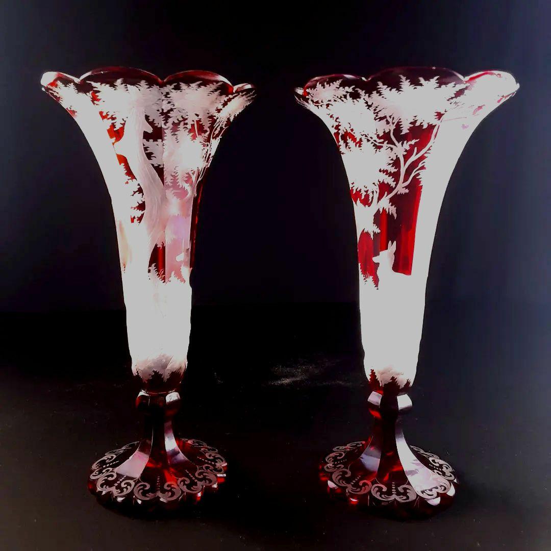 Y957 ボヘミアガラス グラヴィール 赤被せガラス 鹿と風景文花瓶 一対　こ